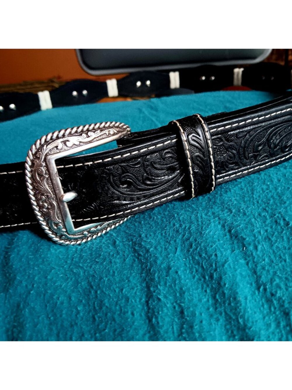 Ariat Black Leather Western Cowboy 44 2007 Belt Silvertone Buckle & Conchos